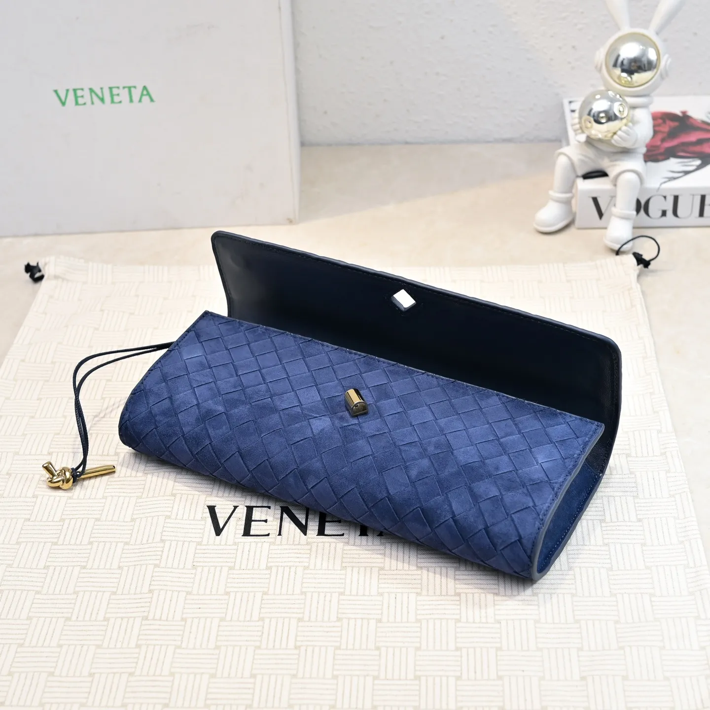 Batch 1360 #Bv Clutch long clutch bag equipped with handles, the design of the clutch bag reflects the exquisite and high-end taste ~ using exquisite craftsmanship intreccio woven suede, it can be held in the hand, carried by hand or under the arm. The metal knot embellishment exudes temperament and nobility ~ , equipped with a zipper compartment inside, it is a good companion for your daily life🧑‍❤️‍💋‍🧑, whether you are walking on the red carpet or attending a dinner, it will add a unique charm to you💞 Model: 1511 Size: 31x13x3